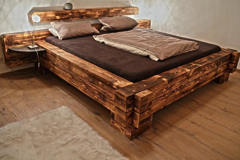 Оригинальная двуспальная кровать из массива дерева